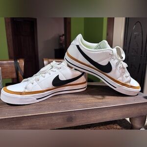 Nike Court Legacy Women's Sneaker